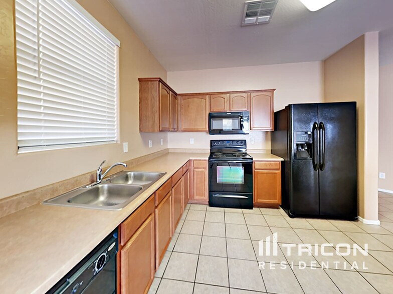 Building Photo - 45707 W Guilder Ave
