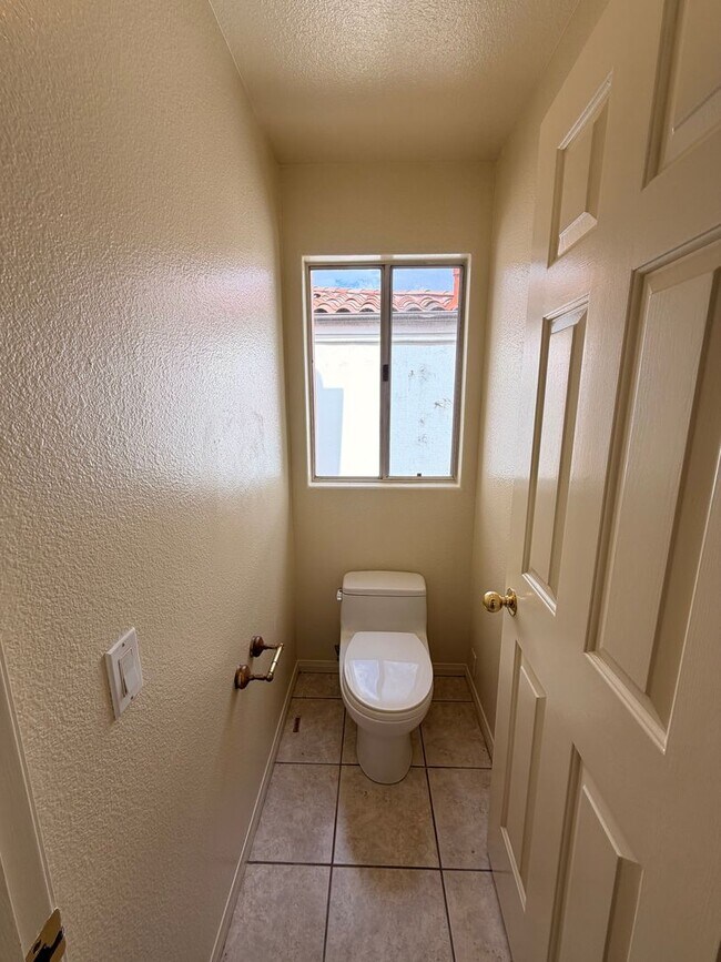 Building Photo - Beautiful 3 Bedroom, 2.5 Bathroom Newport ...