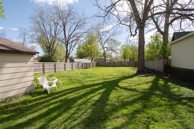 Building Photo - Close to Downtown Location with Fenced Yard