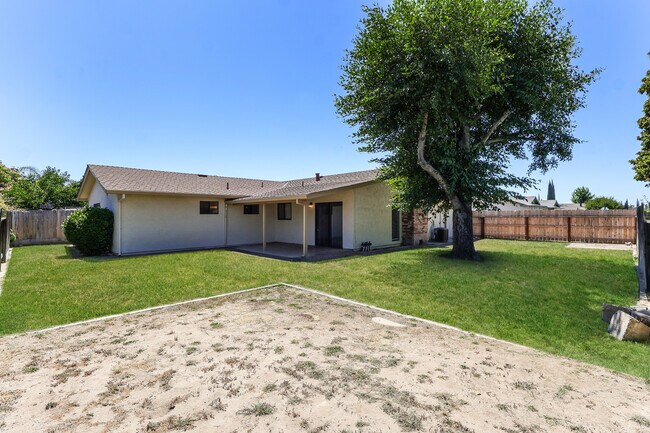 Building Photo - 1497 Claremont Dr