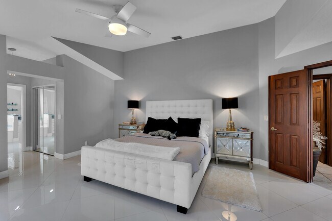 Building Photo - 6362 Brava Way