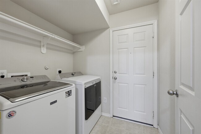 Building Photo - 26038 Palmdale Estate Dr