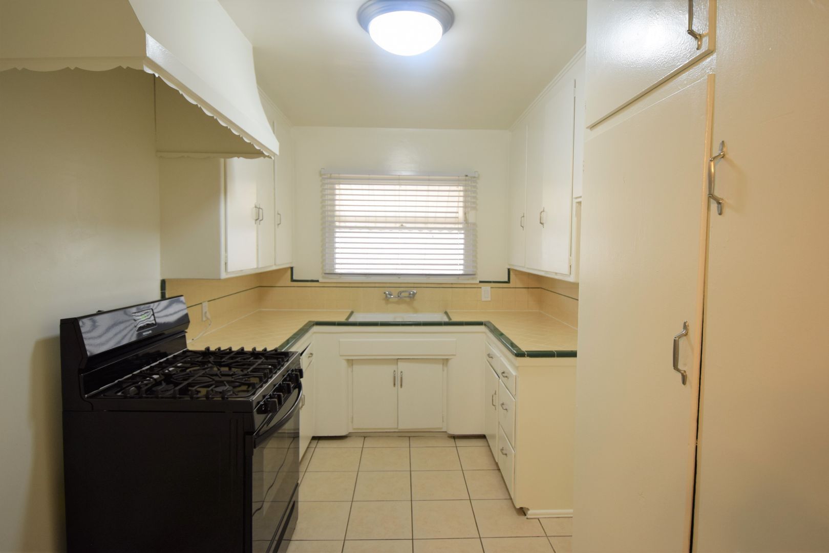 Building Photo - 11645 Moorpark St