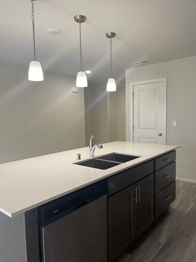 Building Photo - 4 bedrooms + BONUS ROOM And 2.5 baths Tumw...