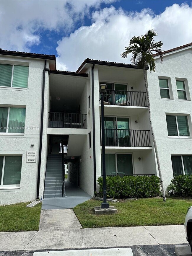 Building Photo - 911 Villa Cir