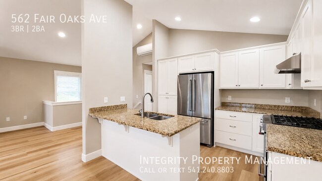 Building Photo - 562 Fair Oaks Ave