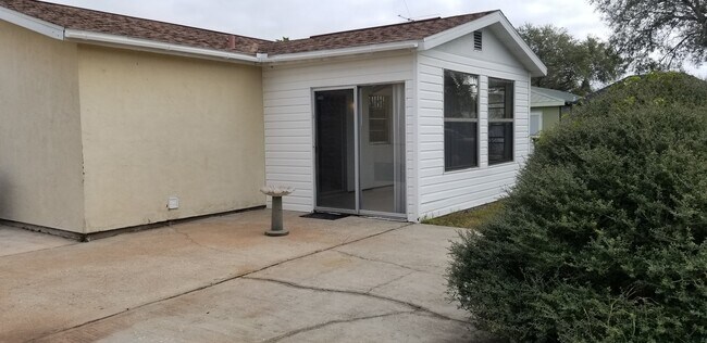 Building Photo - S. BISCAYNE & TAMIAMI TRAIL / 2 bedroom home / $ 1450