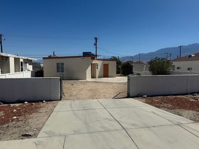 Primary Photo - Desert View Apartments