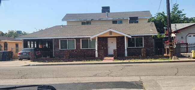 Building Photo - 13177 E Young Ave