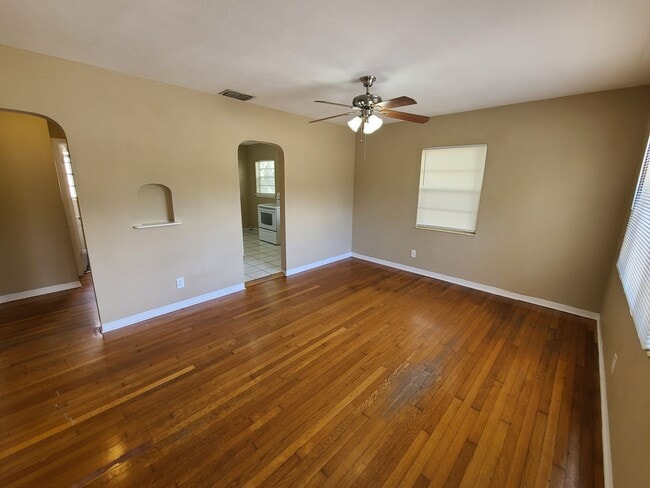 Building Photo - Three Bedroom One Bathroom House