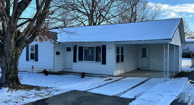 Building Photo - House in Benton!