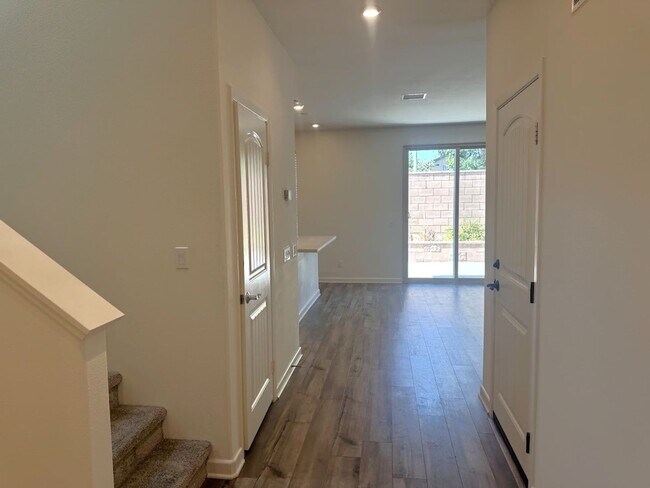 Building Photo - 1014 W Buttercup Ln