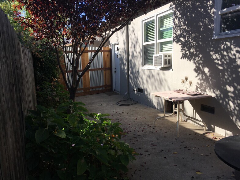 private fenced patio - 1043 64th St