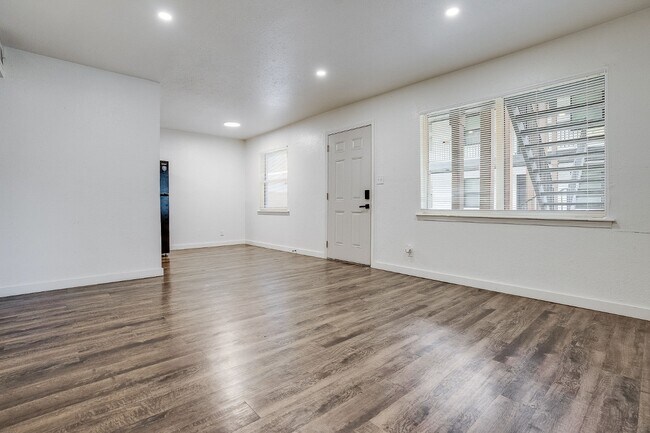 Building Photo - 1152 S Quaker Ave