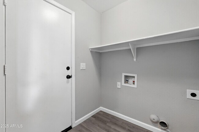 Building Photo - 1424 E Binner Dr