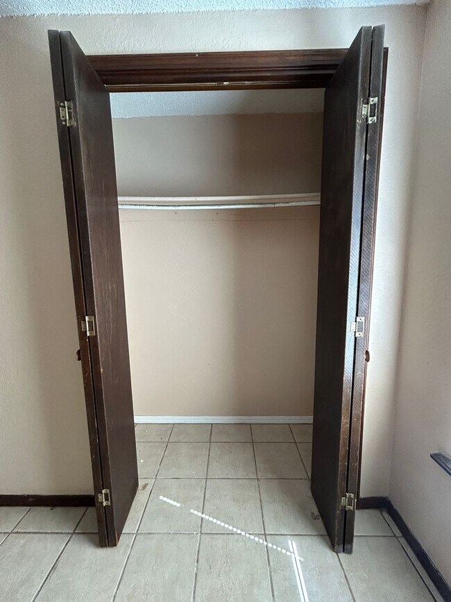 Building Photo - 3 Bed/1 Bath Near Tinker AFB!