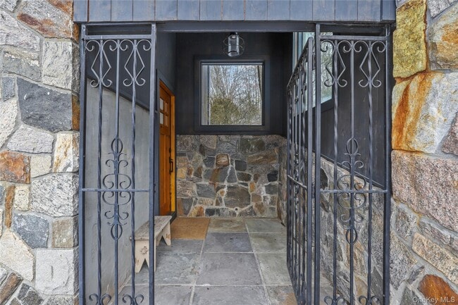 Building Photo - 600 Cantitoe St