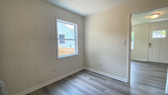Building Photo - 2-Bed Home in Oakridge Community - Renovated