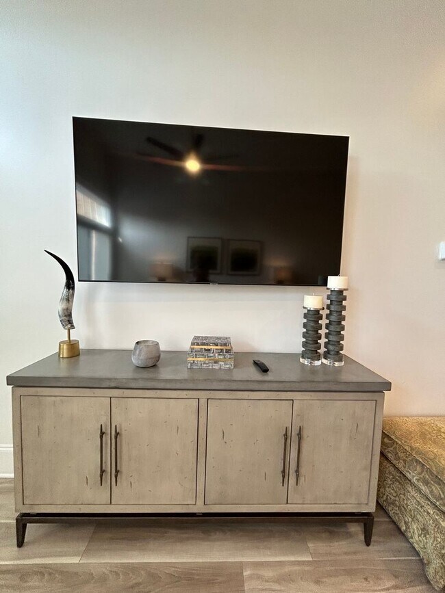 Building Photo - Beautifully Furnished 1/1 Apartment in Downtown Broad St.- $2,350