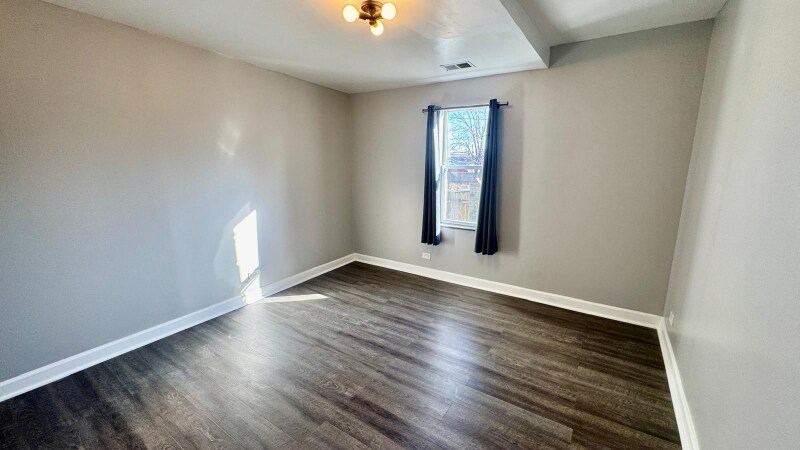 Building Photo - 1360 W Evergreen Ave