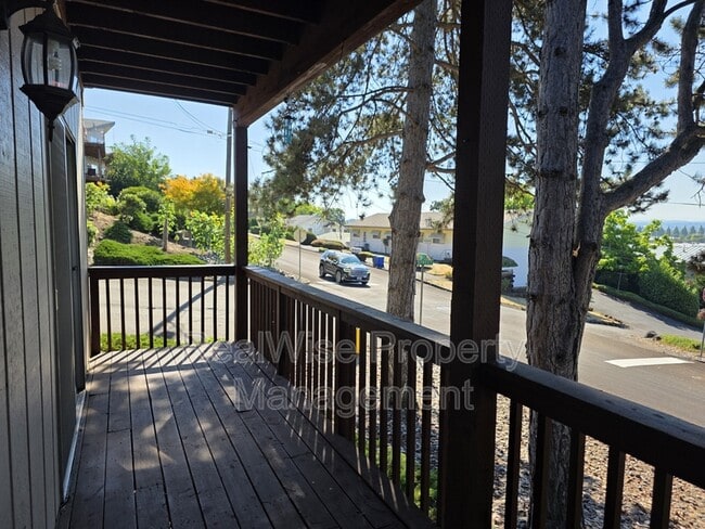 Building Photo - 2022 E 6th St