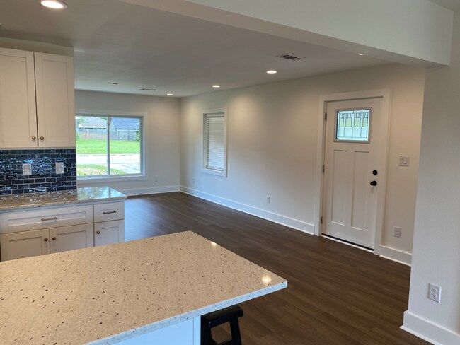 Building Photo - 629 Whitney Dr