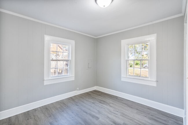 Building Photo - 611 E Main St