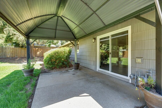 Building Photo - Live in One of Lake Oswego's Most Convenie...
