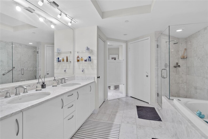 Building Photo - 1331 Brickell Bay Dr
