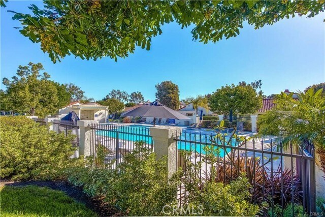 Building Photo - 1 Navarre