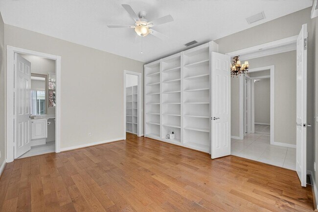 Building Photo - 121 Savona Dr