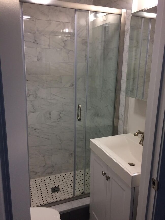 Building Photo - NO FEE!!  BACK BAY 1 BEDROOM WITH LAUNDRY IN-UNIT & RENOVATED KITCHEN