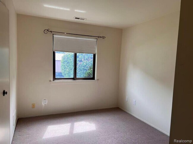 Building Photo - 7538 Manor Cir