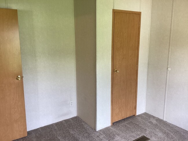 Building Photo - Three Bedroom House