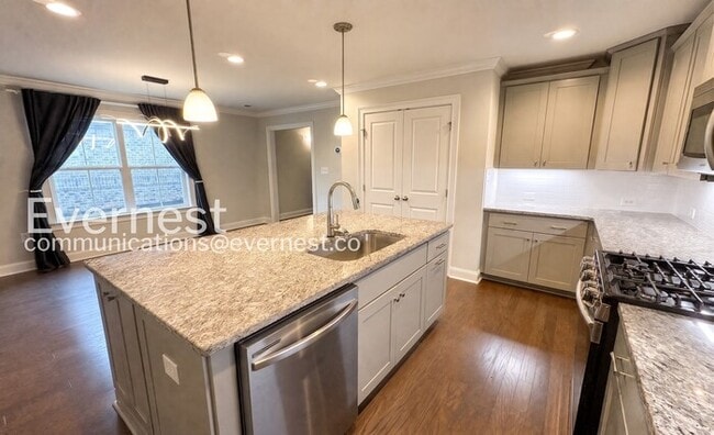Building Photo - 4-Bed/2.5-Bath/Pet Friendly/Available Now!