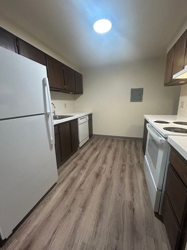 Building Photo - (946) 2780-B - Beautiful Updated 2-bedroom...