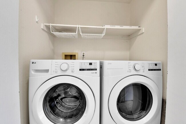 Building Photo - $1,775 - 2 Bed, 2.5 Bath End Unit in Auror...