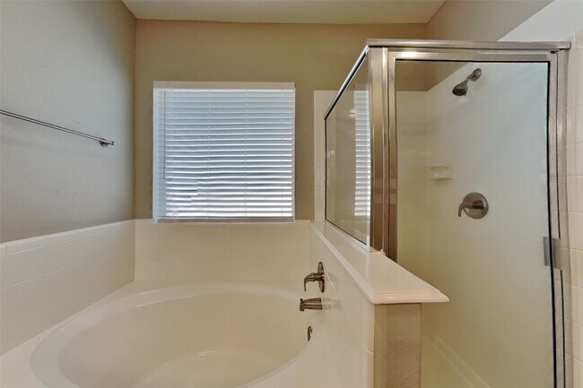 Building Photo - 8000 N Tarrytown Crossing Dr