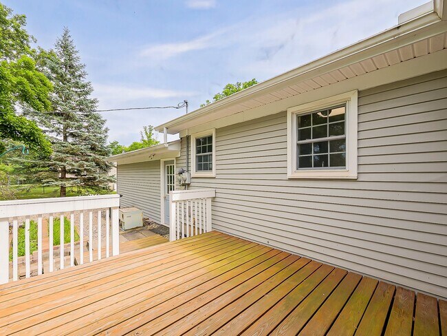 Building Photo - Your Private Retreat Just Minutes from Downtown South Lyon