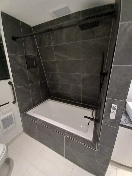 Building Photo - 26 Hollis Ln