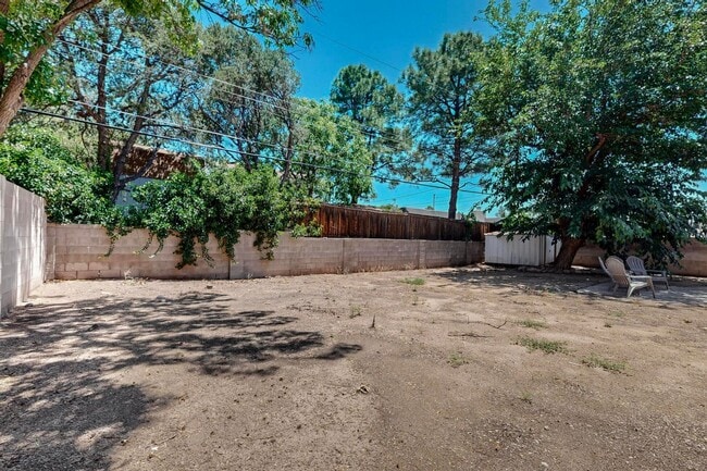 Building Photo - 3 Bedroom 2 Bath with 2 car garage