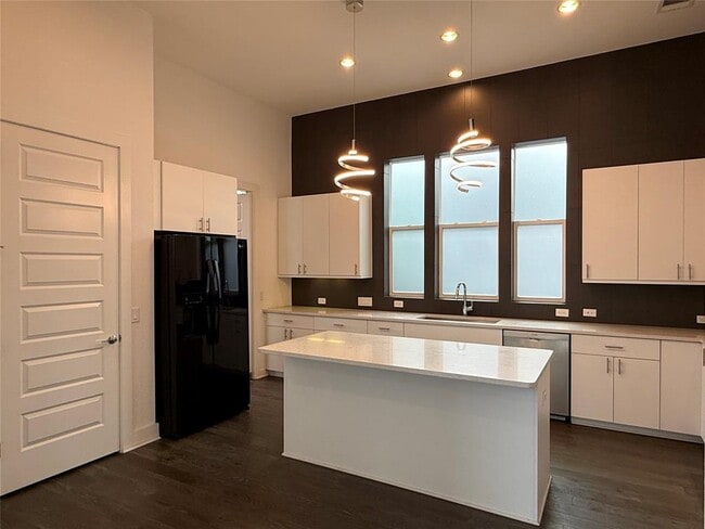 Building Photo - 6117 Seville Dr