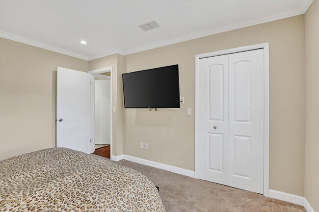 Building Photo - 9268 Vista Del Lago