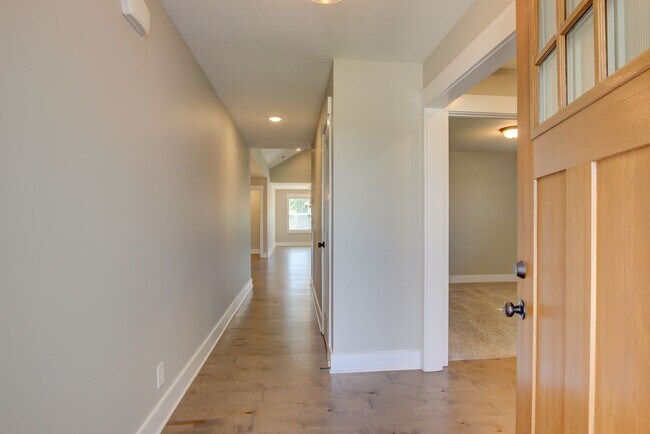 Building Photo - Fresh and Clean 3 bed/2 bath minutes from Exit 8.  Show Stopper!