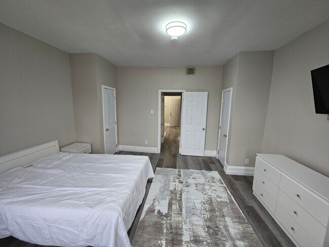 Building Photo - 4915 N 13th St