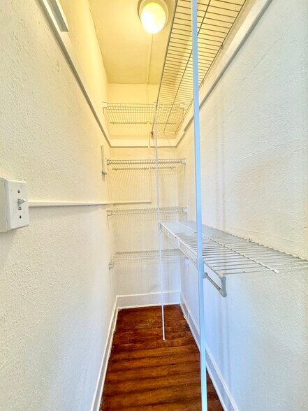 Building Photo - 532 S Coronado St