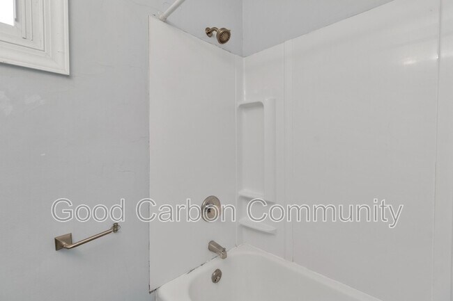 Building Photo - 56 Janice St