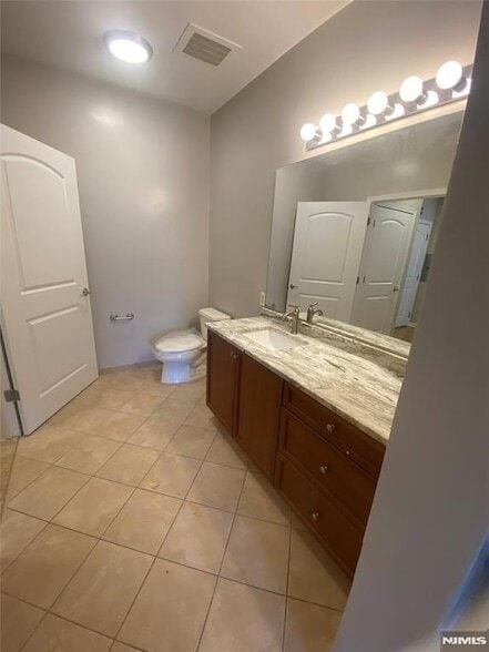 Building Photo - 10 Sampson St