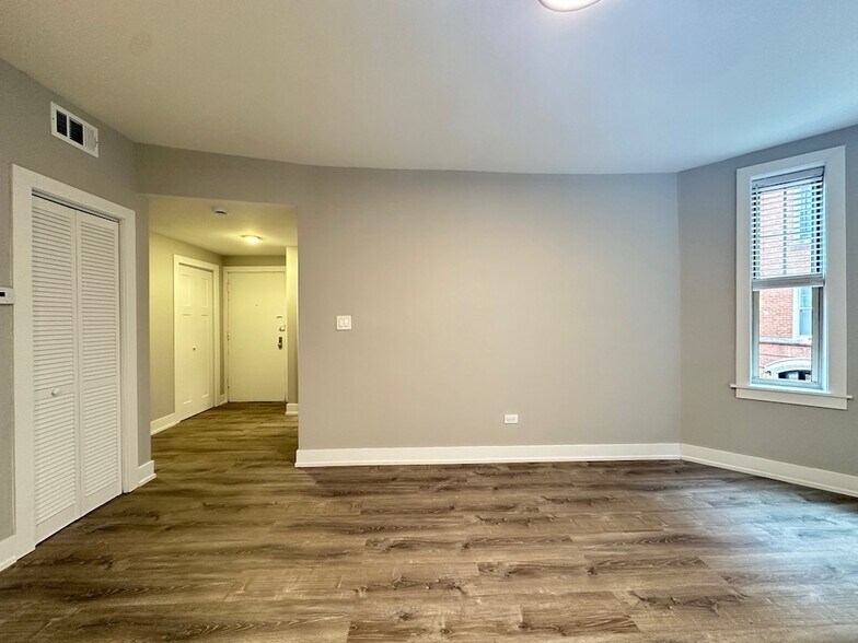 Building Photo - 434 W Aldine Ave