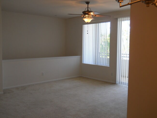 Building Photo - Beautiful 2 bedroom 2 bath town home plus ...